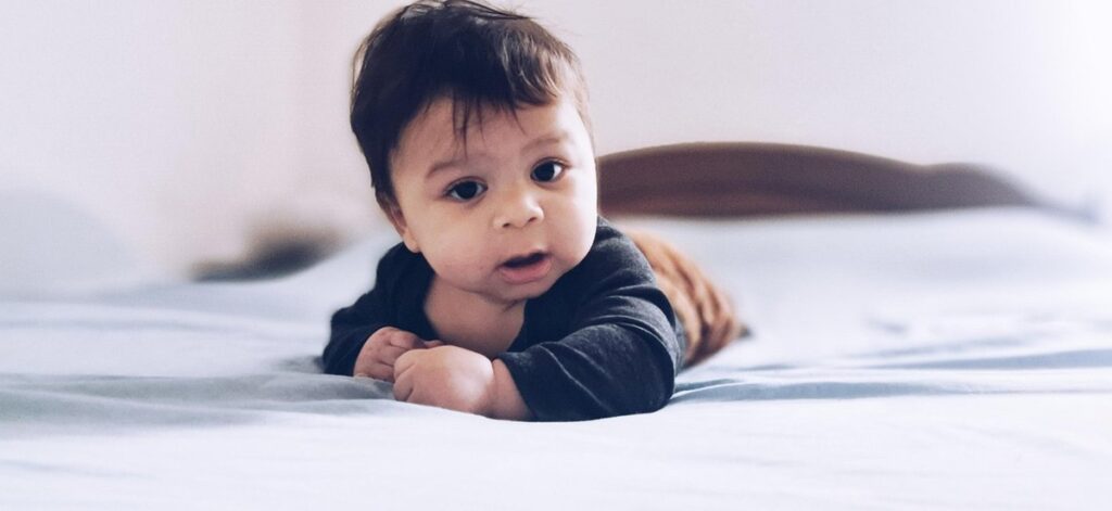 how to help baby crawl