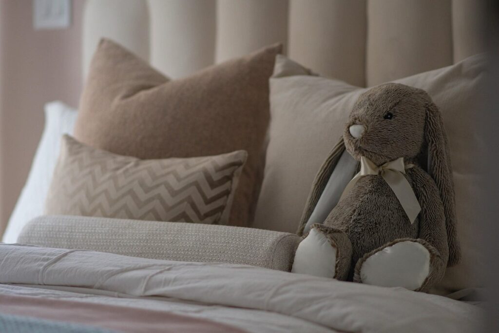 how to organize toys in a small room